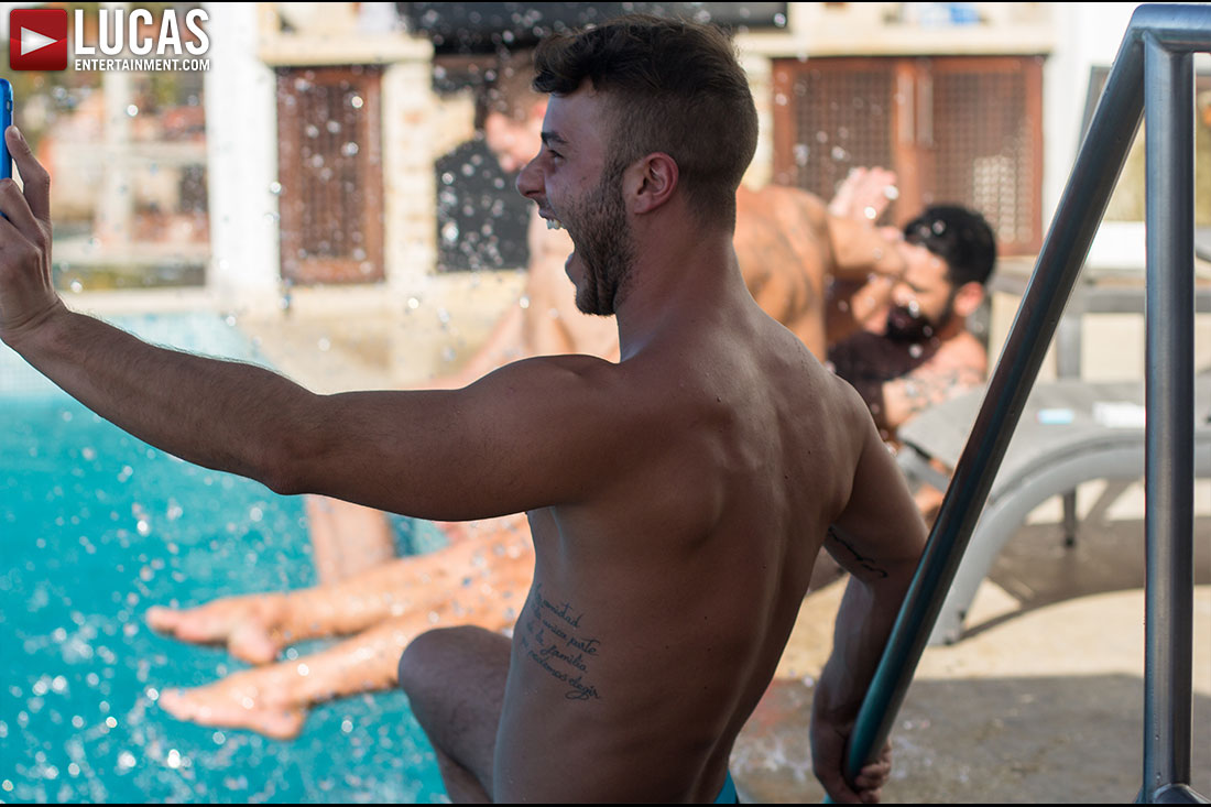 Allen King’s Sunny Smile And More — Lucas Men From The Set In Mexico